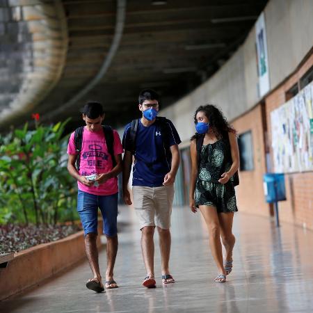 13.mar.2020 - Estudantes usam máscara protetora na Universidade de Brasília (UNB) após relatos de coronavírus em Brasília - Adriano Machado/Reuters