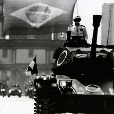Militares em tanques na avenida Rio Branco - ACERVO ARQUIVO NACIONAL - ACERVO ARQUIVO NACIONAL