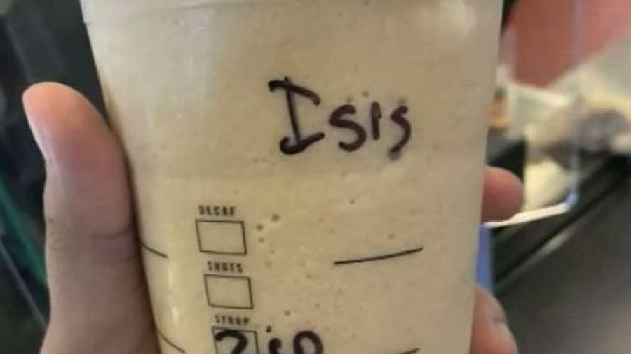 Jovem recebeu copo escrito Isis, a sigla em Inglês para Estado Islâmico - Reprodução/Twitter