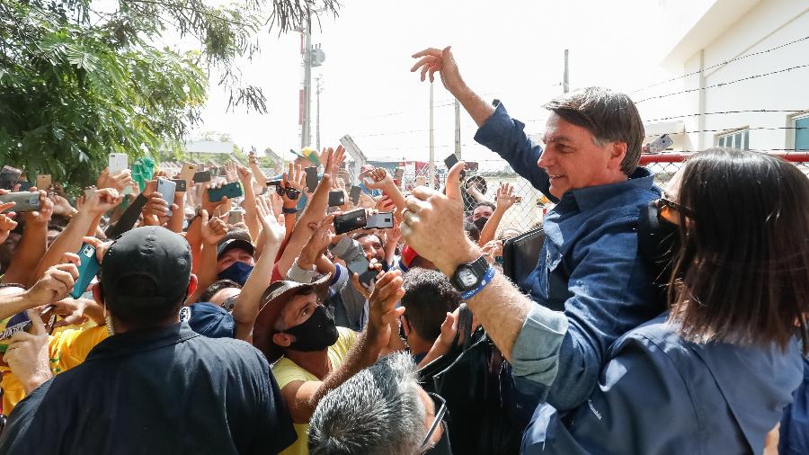 Sem máscara, o presidente Jair Bolsonaro cumprimenta apoiadores em Mossoró (RN) - Alan Santos/Divulgação