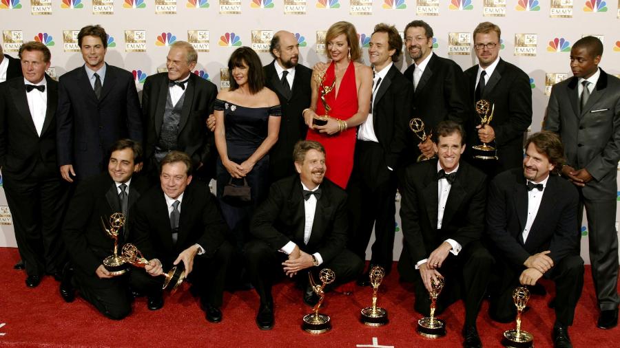 Elenco da série "The West Wing" posa para foto com prêmios Emmy - 