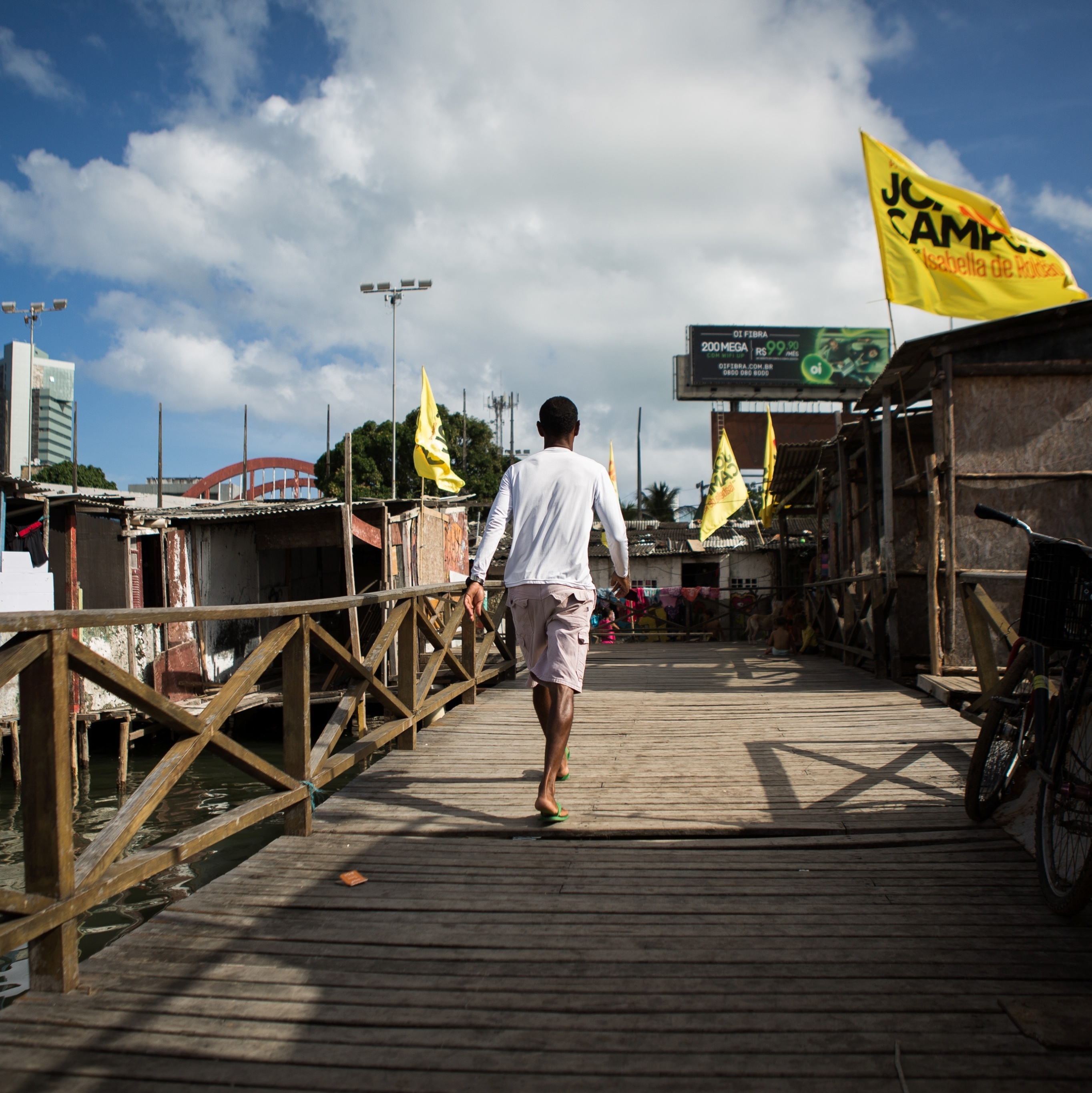 Nas palafitas do Recife, eleição engaja por razões distantes da esperança -  28112020 - UOL Eleições