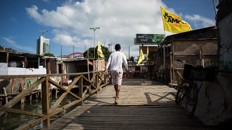 Comunidade no bairro do Pina, no Recife, onde 300 famílias vivem em casas fincadas por estacas de madeira sobre o rio Capibaribe - Clara Gouvêa/UOL