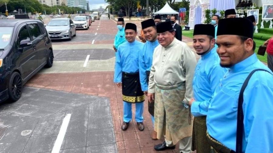 Tengku Adnan compartilhou fotos do casamento no Facebook - Reprodução/Facebook via BBC