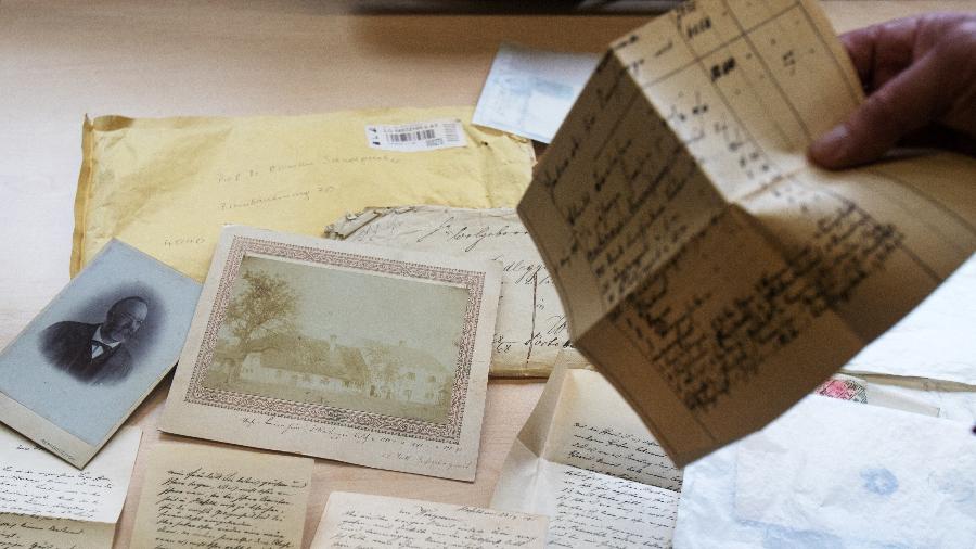 Cartas escritas pelo pai de Adolph Hitler, Alois, exibidas pelo historiador Roman Sandgruber na Universidade Johannes Kepler, em Linz (Áustria) - Alex Halada/AFP