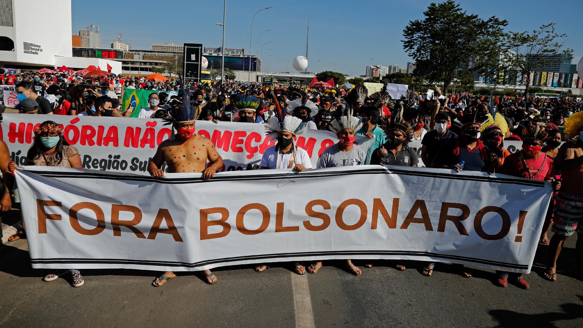 Indígenas brasileiros de diferentes etnias participam do protesto em Brasília - SERGIO LIMA / AFP