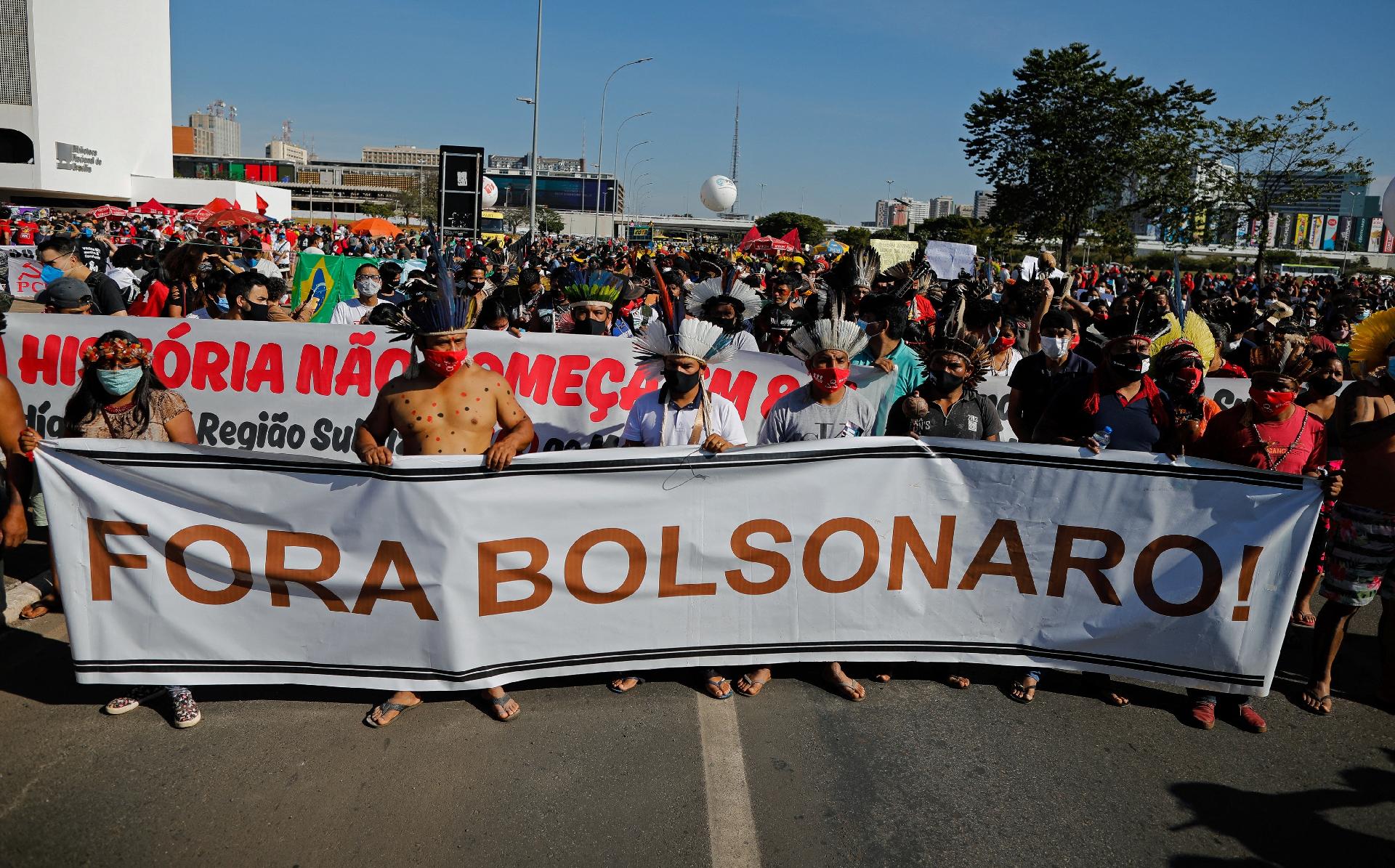 Indígenas brasileiros de diferentes etnias participam do protesto em Brasília - SERGIO LIMA / AFP