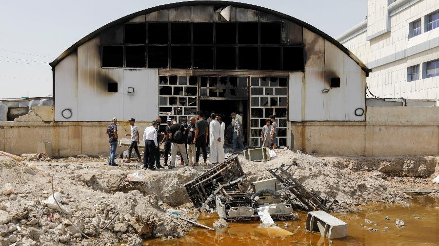 Mais de 50 pessoas morreram em um incêndio na ala de covid-19 do hospital al-Hussain, no sul do Iraque - REUTERS/Khalid al-Mousily