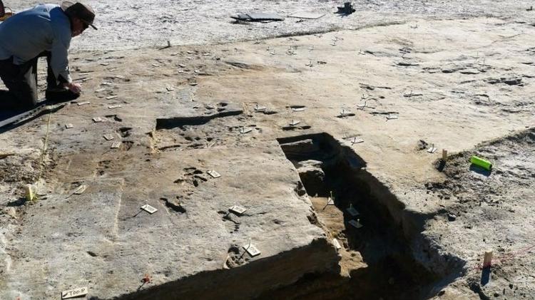 Pesquisador captura fotos para serem usadas em modelos de pegadas em 3D - BOURNEMOUTH UNIVERSITY - BOURNEMOUTH UNIVERSITY