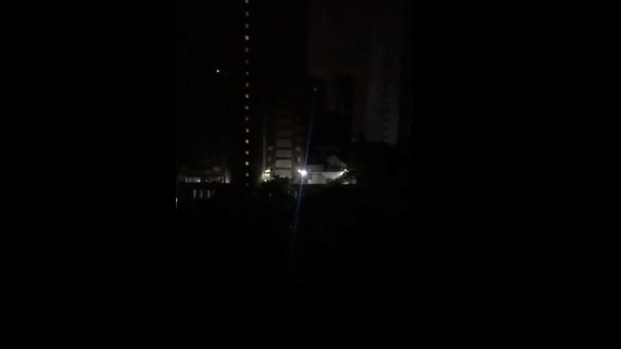 Bairros de Salvador e da região metropolitana ficaram sem luz na noite de hoje - Reprodução/Twitter