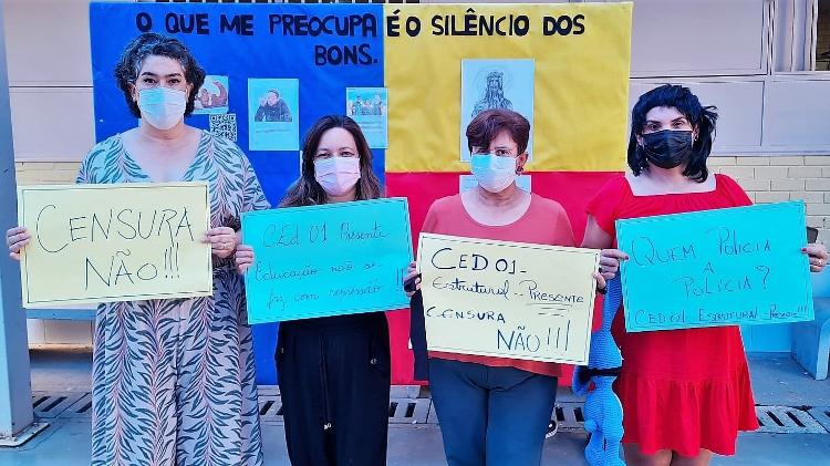 Professoras da escola CED 01, em Brasília, exibem cartazes contra censura e repressão - Álbum pessoal - Álbum pessoal