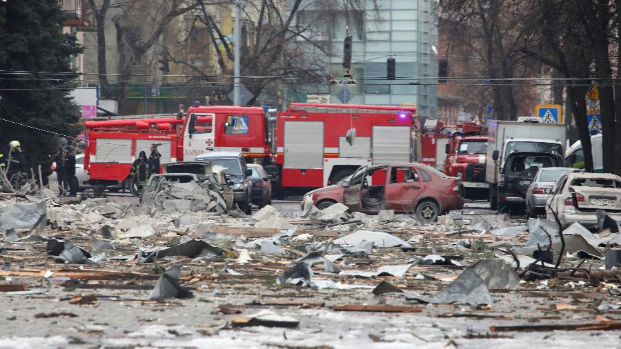 Área próxima à sede do governo de Kharkiv ficou cheia de destroços após os últimos bombardeios - Vyacheslav Madiyevskyy/Reuters