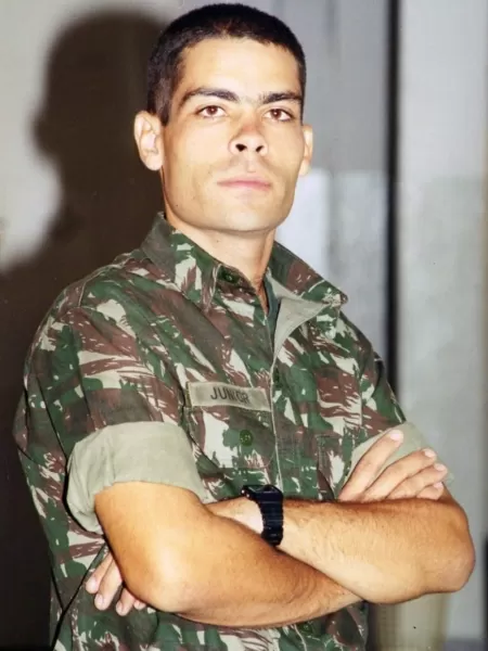 O ex-militar Fabio Júnior de Oliveira organiza a documentação para comprar viagem e ir para a Ucrânia - Arquivo pessoal - Arquivo pessoal