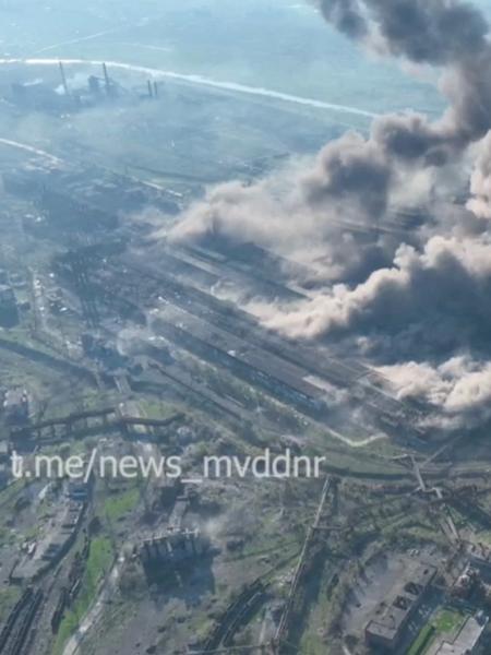 5.mai.2022 - Possível bombardeio ao complexo Azovstal, em Mariupol, é observado em imagem aérea obtida a partir de um vídeo de divulgação adquirido pela agência Reuters - Ministério da Administração Interna da República Popular de Donetsk/Reuters