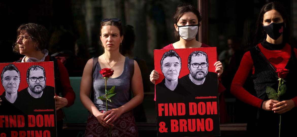 Parentes e amigos de Dom Phillips fazem protesto em frente à embaixada do Brasil em Londres - Victoria Jones - PA Images/Getty Images