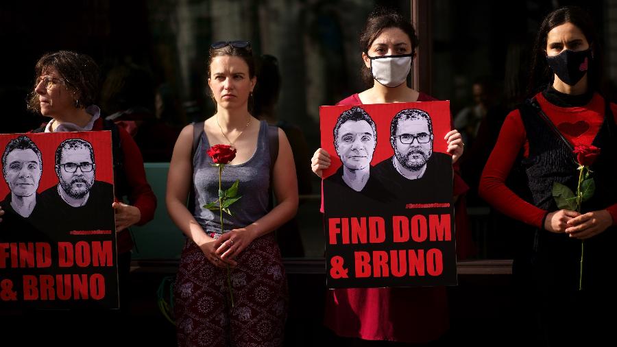 Parentes e amigos de Dom Phillips fazem protesto em frente à embaixada do Brasil em Londres - Por Gabriel Stargardter