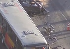 Acidente entre caminhão, ônibus e carro deixa pelo menos um morto em SP (Foto: Brasil Urgente/Reprodução)