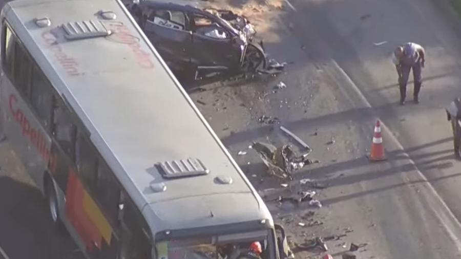 Acidente entre ônibus e carro deixou pelo menos uma pessoa morta em Francisco Morato - Brasil Urgente/Reprodução