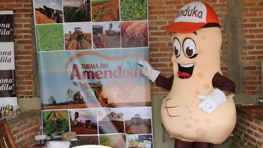 Minduka, mascote da Feira Nacional do Amendoim de Jaboticabal, viralizou em 2019 por causa do aspecto fálico da fantasia - Reprodução/Redes Sociais