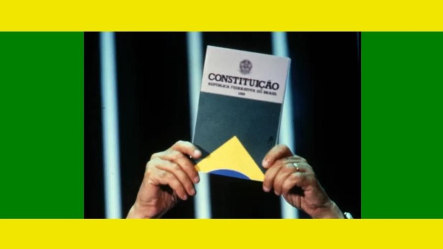 Ulysses Guimarães ergue a Constituição de 1988 no dia da sua promulgação: "Ódio e nojo à ditadura" - João Ramid/Dedoc