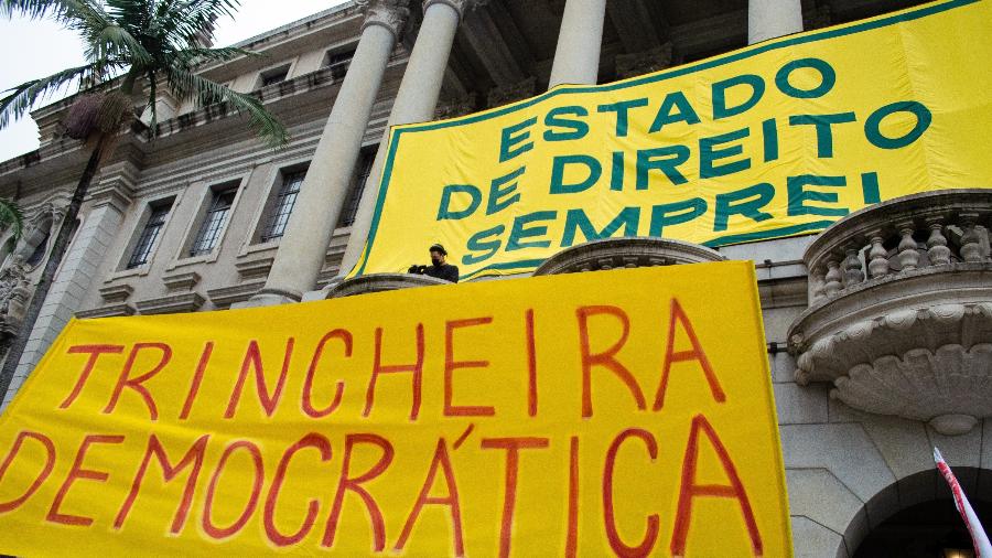 Manifestantes se concentram para o ato em defesa da democracia na Faculdade de Direito da USP, no Largo São Francisco, no centro de São Paulo - Kevin Davi/A7 Press/Estadão Conteúdo