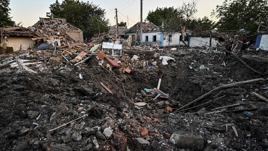 Região residencial destruída em Chaplyne, em Dnipropetrovsk, onde um míssil russo atingiu uma estação de trem e áreas ao redor - Dmytro Smolienko/REUTERS