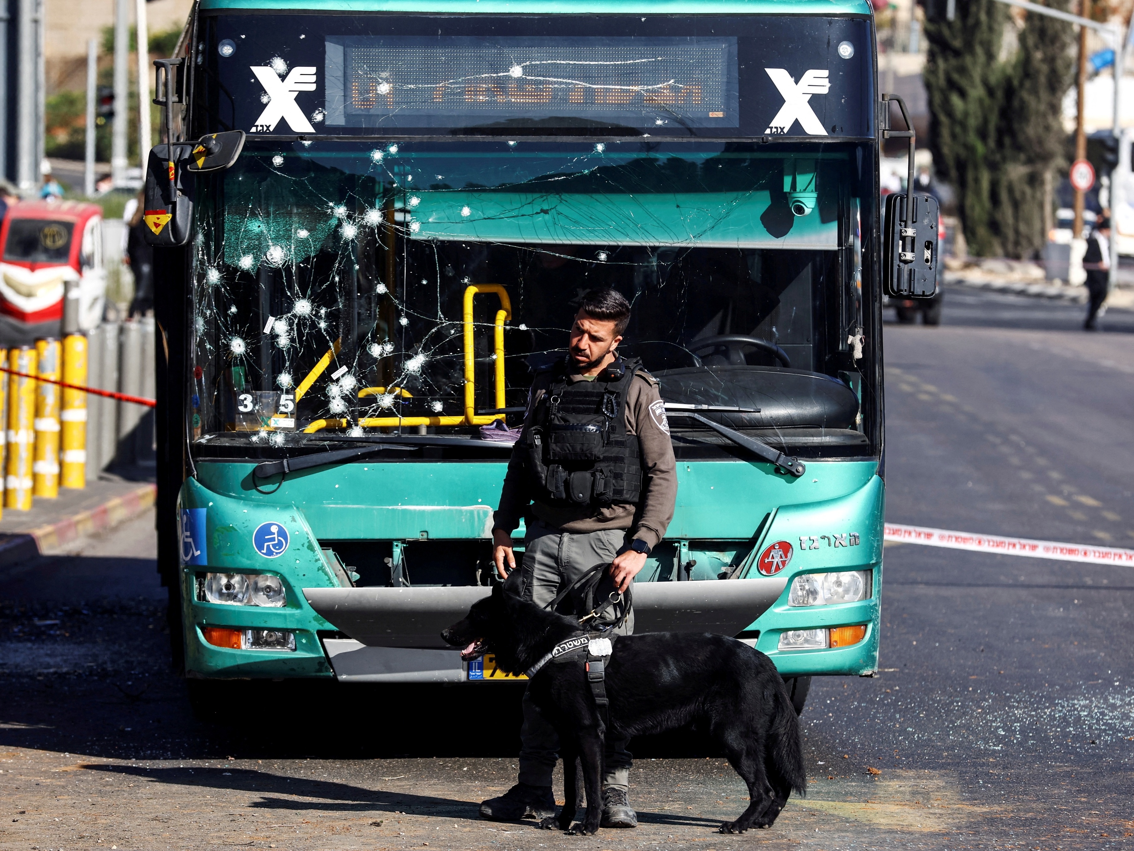 Bombas em pontos de ônibus em Jerusalém matam uma pessoa e ferem 14