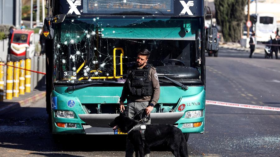 Policial ao lado de ônibus danificado por explosões em Jerusalém - REUTERS/Ronen Zvulun