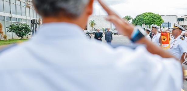 15.03.23 - Lula e o ministro da Defesa, José Múcio, visitam o Comando da Marinha, em Brasília