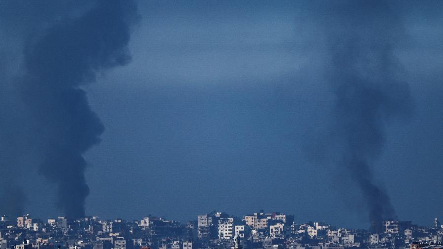 Smoke rises in Gaza, amid the ongoing conflict between Israel and the Palestinian Islamist group Hamas, as seen from Southern Israel, December 15, 2023. REUTERS/Clodagh Kilcoyne