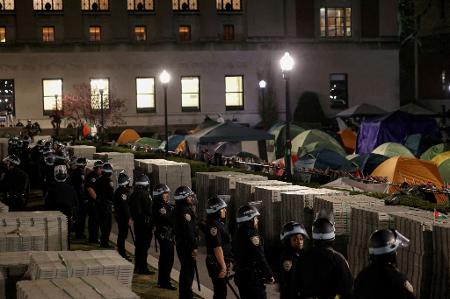 A polícia perto de um acampamento de manifestantes que apoiam os palestinos nas dependências da Universidade de Columbia