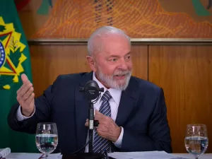 Lula diz esperar que 'arrumem alguém mais jovem', mas não nega reeleição