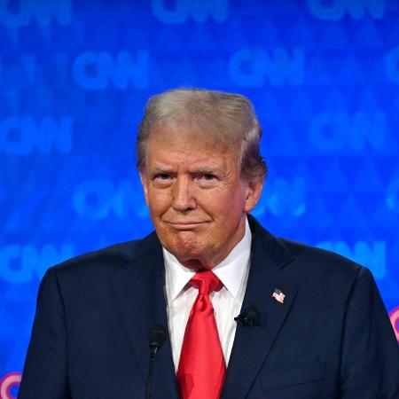 27.jun.2024 - O ex-presidente dos EUA e candidato presidencial republicano Donald Trump gesticula enquanto participa do primeiro debate presidencial das eleições de 2024 nos estúdios da CNN em Atlanta, Geórgia.