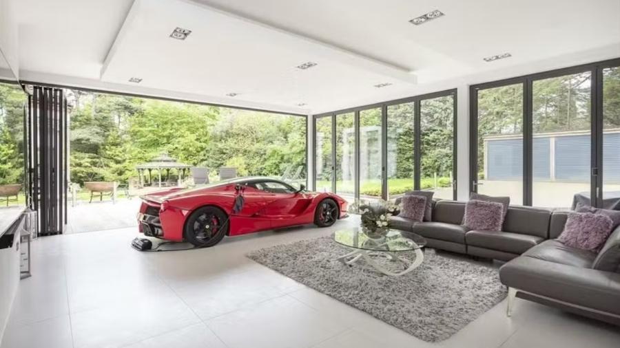 Mansão à venda na Inglaterra tem uma Ferrari LaFerrari estacionada na sala de estar... só para chamar atenção