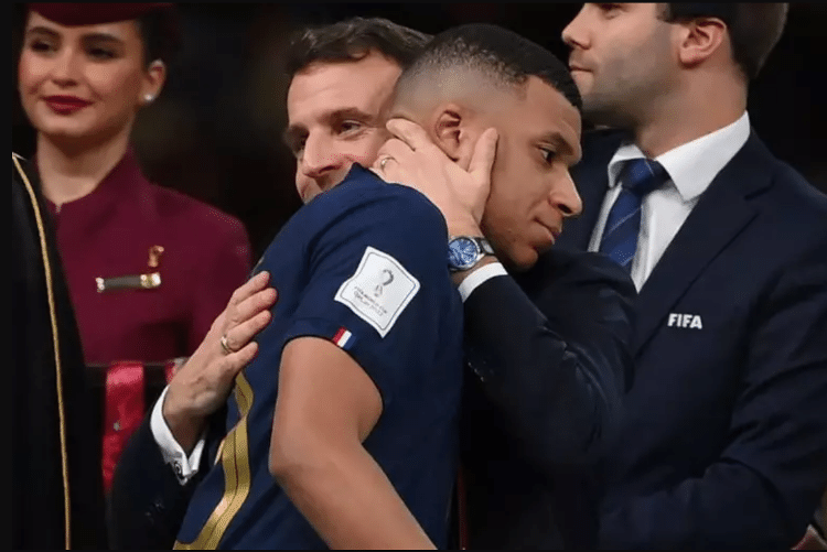 Macron consola Kilyan Mbappé após a derrota na Copa de 2018 