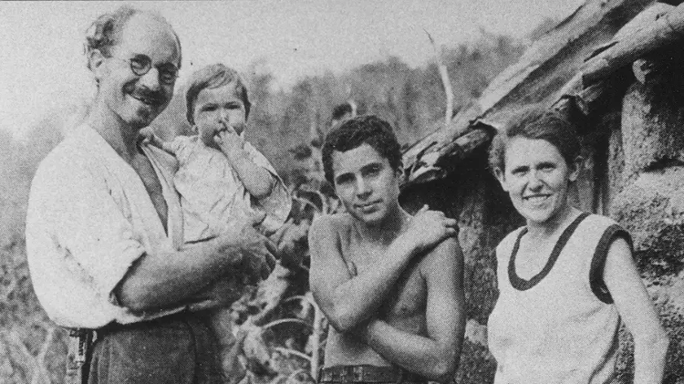 Heinz, Rolf, Harry e Margret Wittmer na ilha de Floreana, em 1933