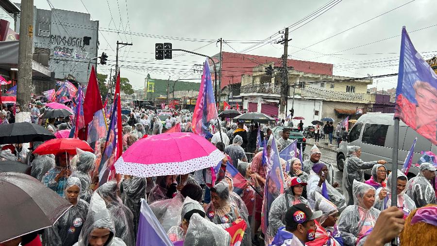 19.out.2024 - Apoiadores de Guilherme Boulos (PSOL) aguardavam por candidato e pelo presidente Lula (PT) na zona sul de São Paulo, mas ato foi cancelado