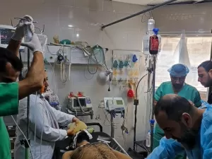 Hospital que trata feridos de campo de refugiados é bombardeado em Gaza