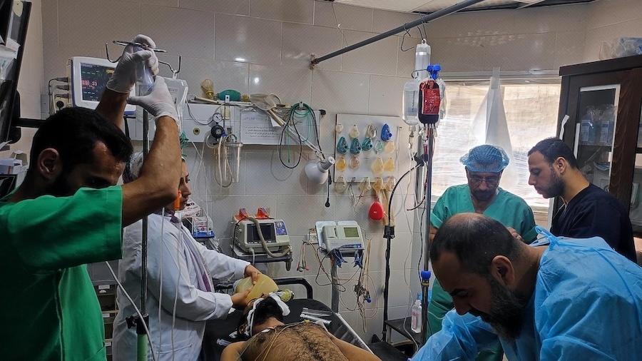 Ferido por ataque é atendido no hospital Al Awda de Jabalia, em Gaza