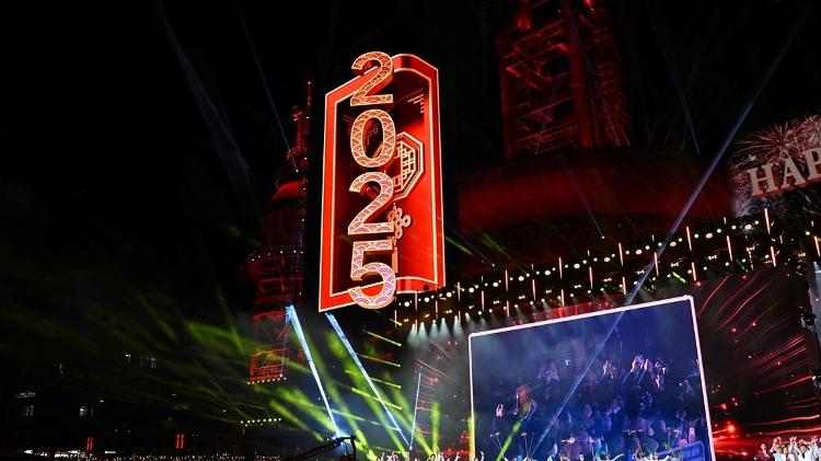 Dançarinos performam em palco durante contagem regressiva para 2025 em Pequim