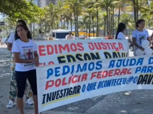 Família de Edson Davi, desaparecido há 1 ano, faz protesto em praia do RJ