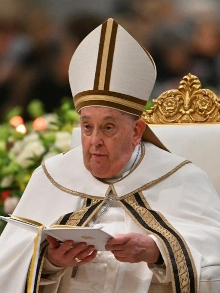 Papa Francisco presidiu celebração na Basílica de São Paulo neste sábado (25)