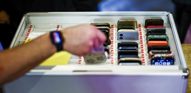 Ingresso esgotado: jovens pagam para entrar em festa que proíbe celular