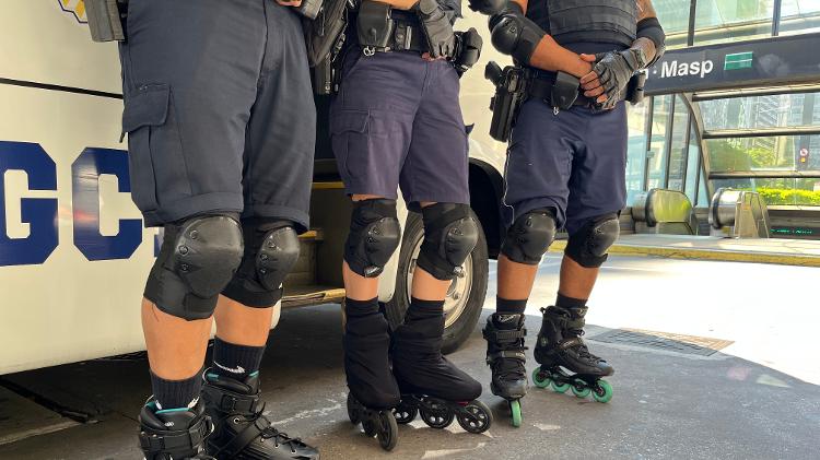 No lugar de sapatos, eles usam um item inesperado para um policial: patins No lugar de sapatos, eles usam um item inesperado para um policial: patins