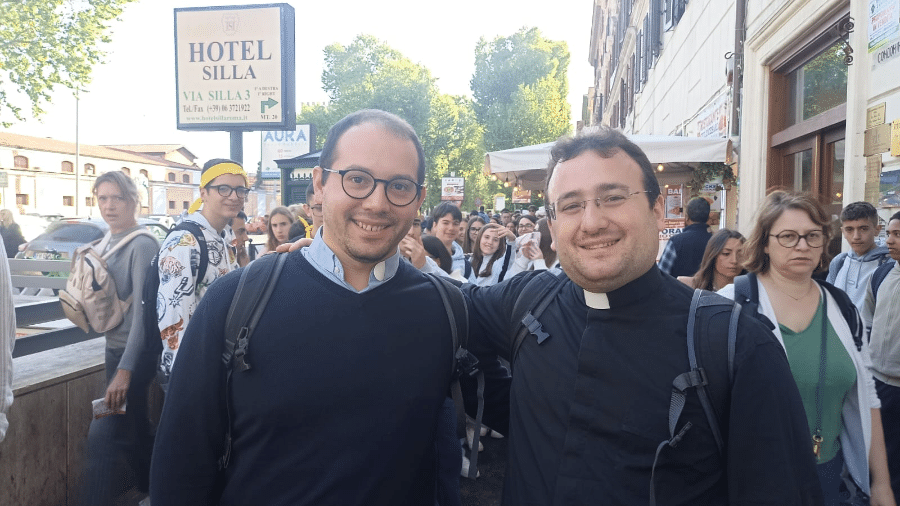 Dom Camilo e dom Daniele acompanham grupo de cerca de 200 jovens da Igreja de Milão Dom Camilo e dom Daniele acompanham grupo de cerca de 200 jovens da Igreja de Milão