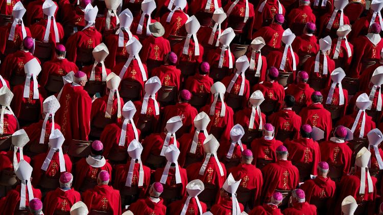Membros do clero se reúnem antes da missa de corpo presente do papa Francisco na Praça de São Pedro; a cor vermelha das vestes litúrgicas são vermelhas simboliza o sangue dos mártires e o Espírito Santo. É também a cor com a qual o papa foi vestido após sua morte Membros do clero se reúnem antes da missa de corpo presente do papa Francisco na Praça de São Pedro; a cor vermelha das vestes litúrgicas são vermelhas simboliza o sangue dos mártires e o Espírito Santo. É também a cor com a qual o papa foi vestido após sua morte
