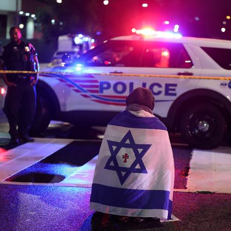 Dois funcionários da da embaixada de Israel foram baleados e mortos quando saíam do Museu Judaico em Washigton DC Dois funcionários da da embaixada de Israel foram baleados e mortos quando saíam do Museu Judaico em Washigton DC