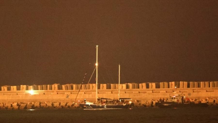 9.jun.2025 - Foto mostra o barco "Madleen" aproximando do porto de Ashdod após ser interceptado por Israel - Jack GUEZ / AFP