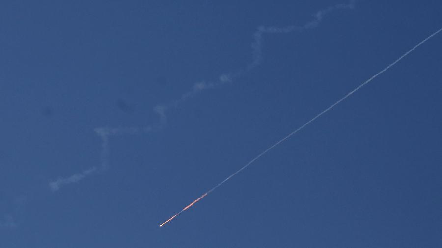 Rastro de míssil é visto na cidade de Nablus, no norte da Cisjordânia, durante os ataques de mísseis do Irã contra Israel Rastro de míssil é visto na cidade de Nablus, no norte da Cisjordânia, durante os ataques de mísseis do Irã contra Israel