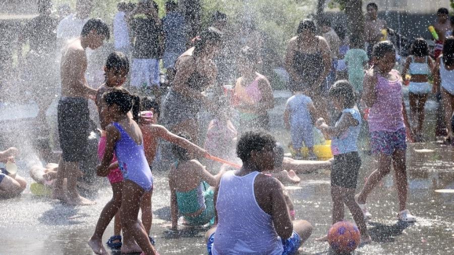 28.jun.2025 - Pessoas se refrescam sob fontes de água na área de recreação Madrid Rio durante a primeira onda de calor do verão em Madri 28.jun.2025 - Pessoas se refrescam sob fontes de água na área de recreação Madrid Rio durante a primeira onda de calor do verão em Madri